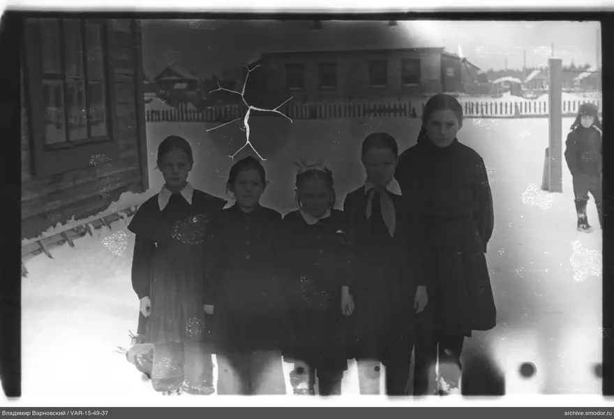 Gruppenporträt von Mädchen und Jungen im Schnee