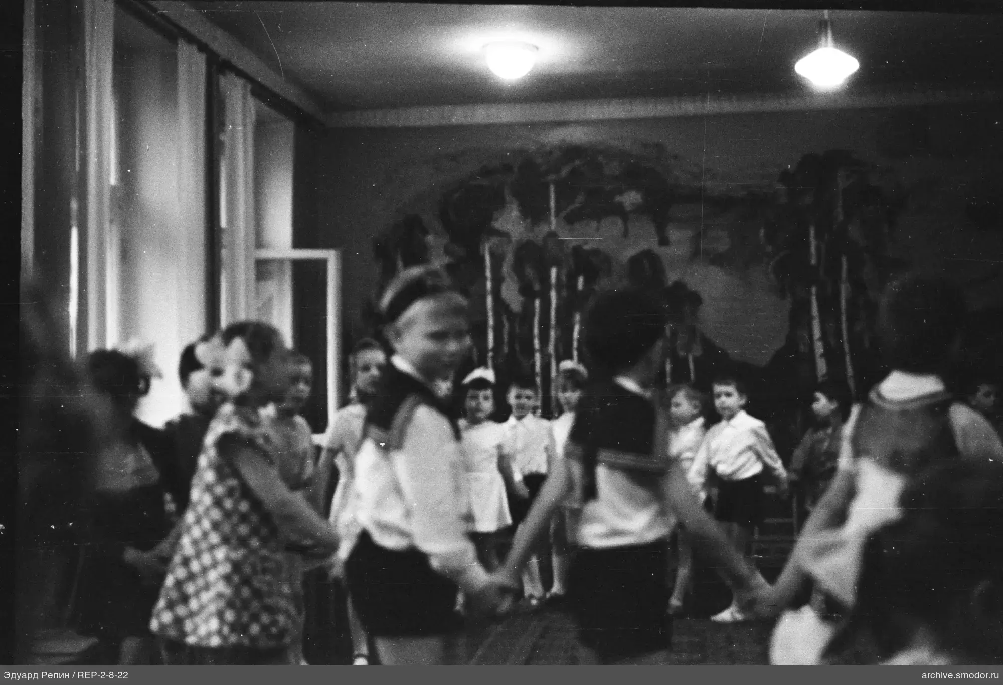 Kinder im Kreis haltend