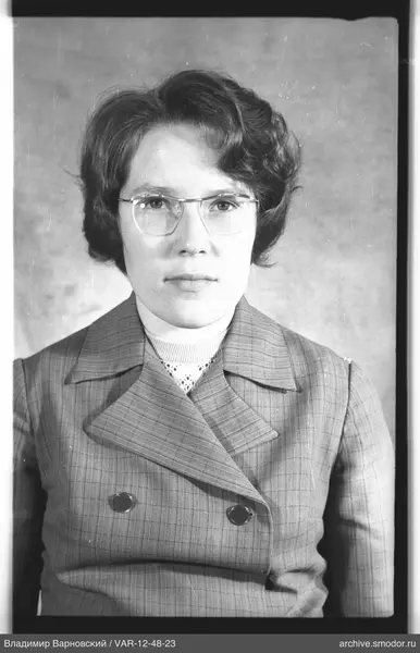 Porträt einer Frau in heller Bluse und Jacke