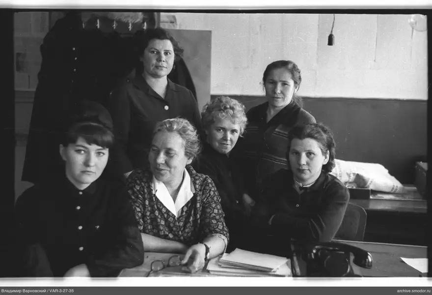 Gruppenporträt von Frauen in einem Raum