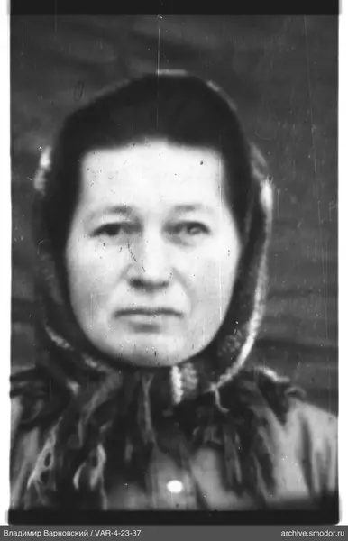 Porträt einer Frau mit Kopftuch