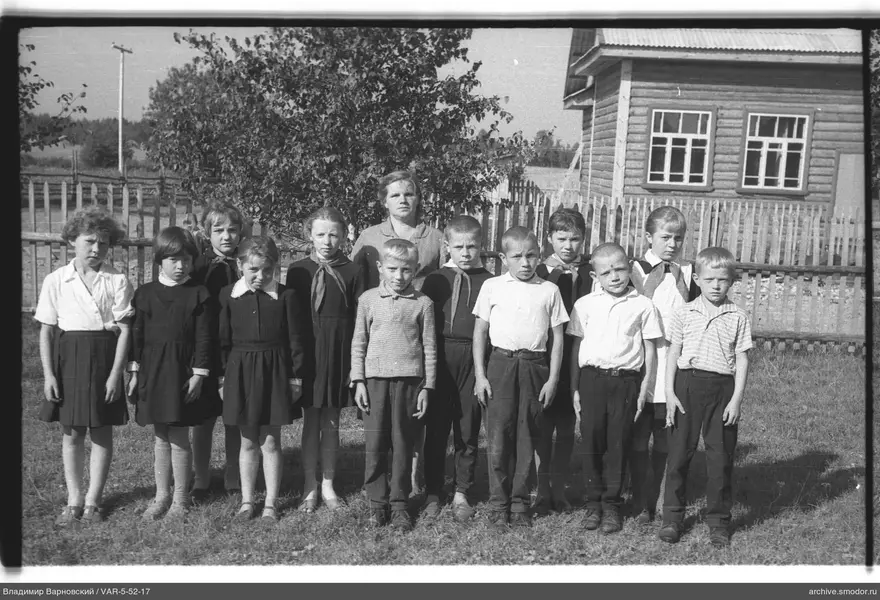 Gruppenporträt von Kindern und Frau