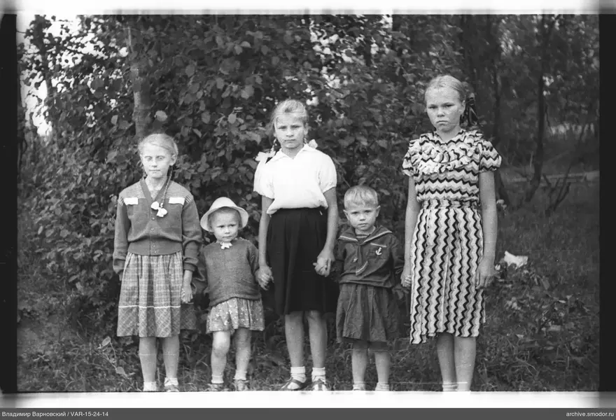 Gruppe von Kindern vor Laub