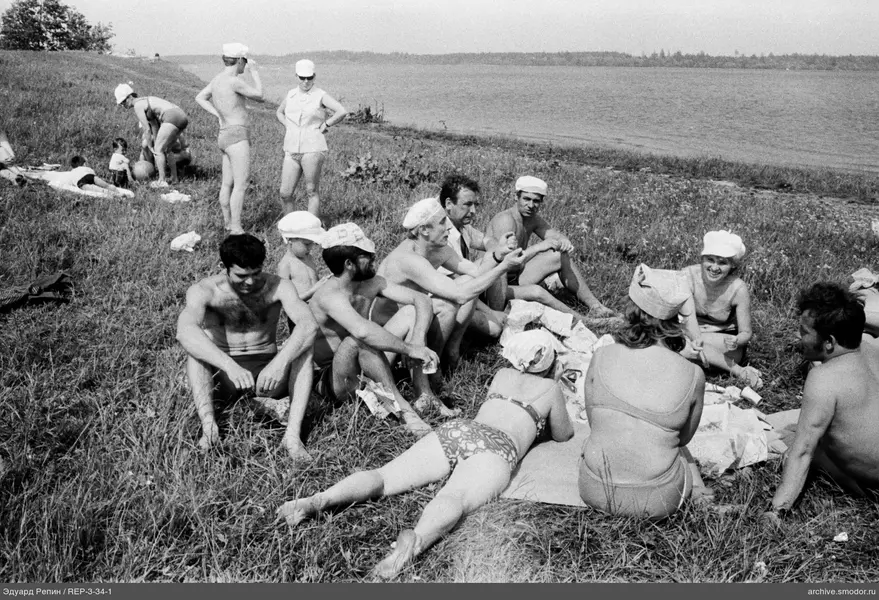 Gruppe in Badeanzügen am Wasser