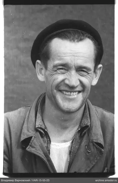 Mann mit Beanie-Mütze