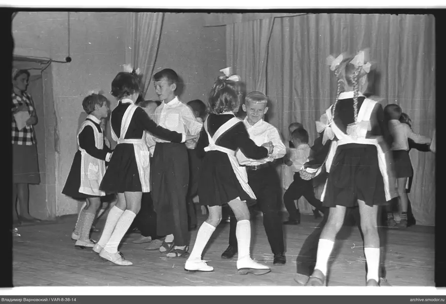 Kinder tanzen im Raum