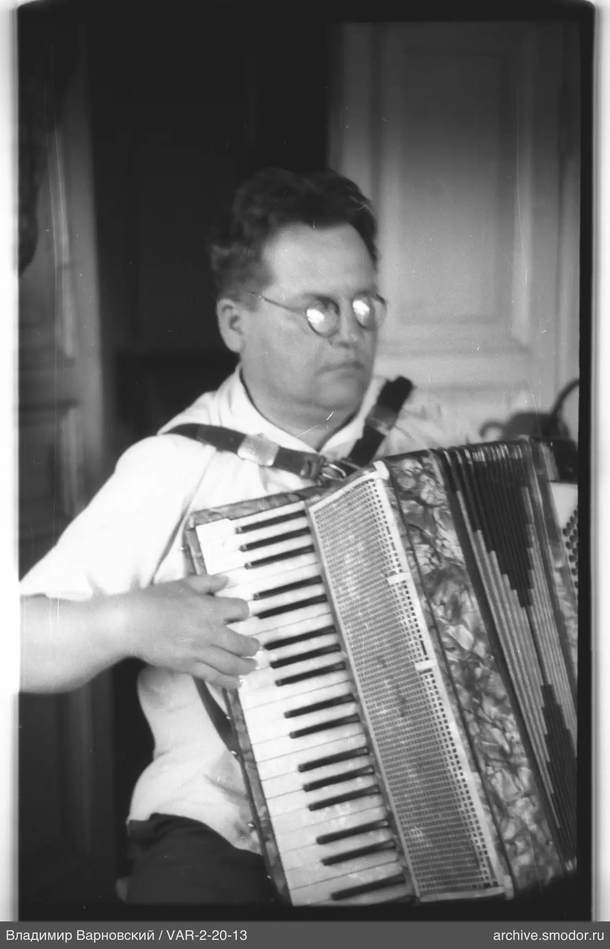 Man with accordion in glasses