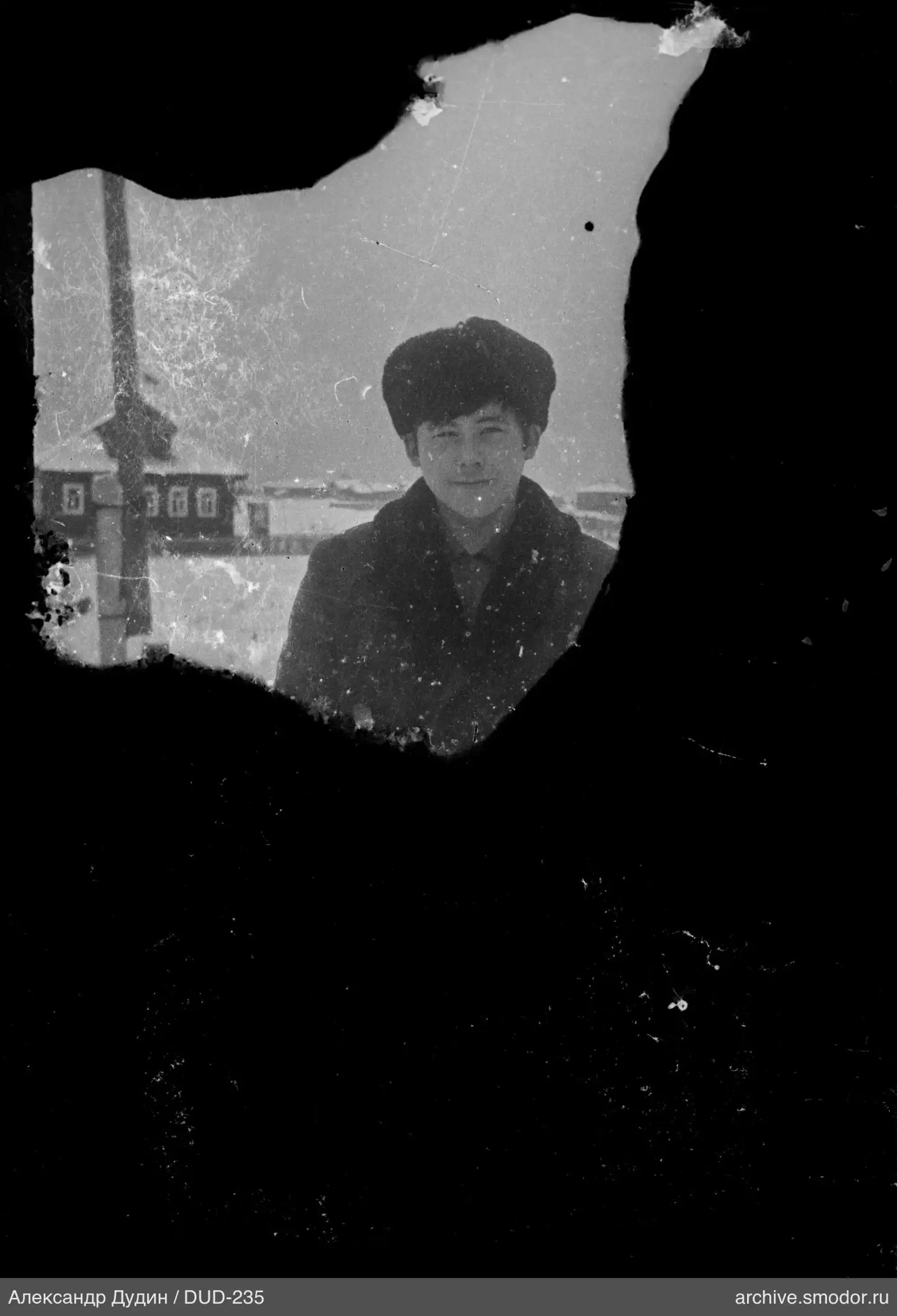 Porträt eines Mannes mit dunkler Ushanka