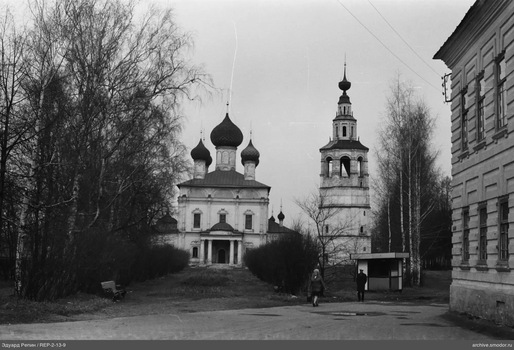 Церковь с колокольней и людьми у будки