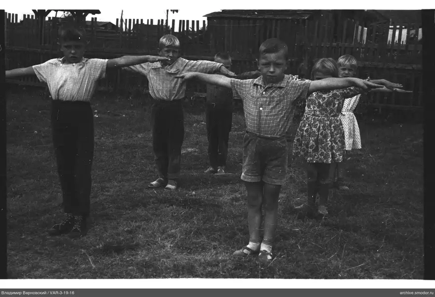 Gruppe von Kindern auf dem Gras