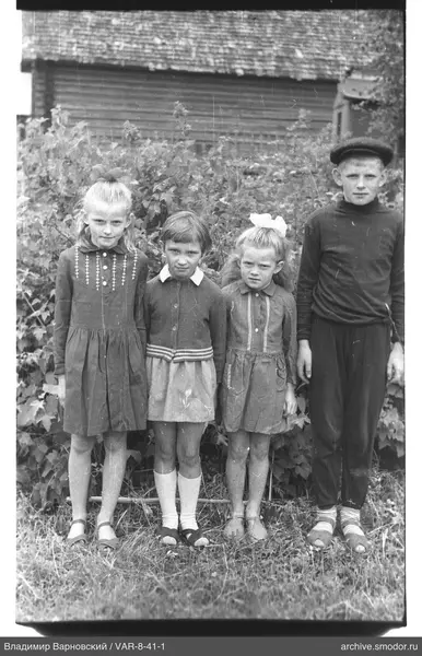 Gruppenporträt von vier Kindern