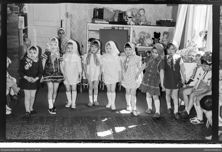 Gruppenporträt von Kindern und Frau