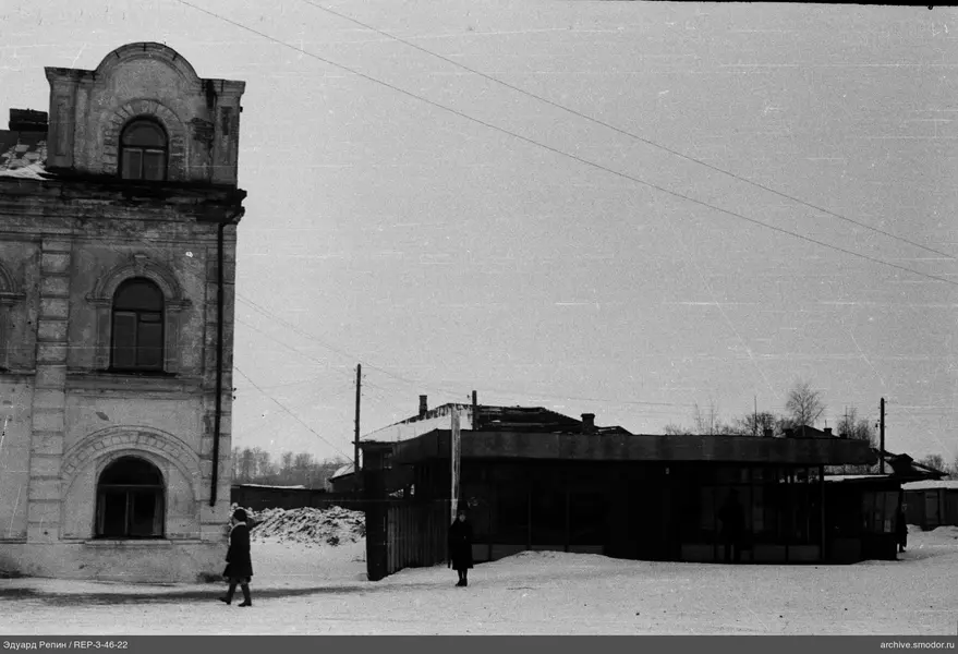 Zweistöckiges Gebäude mit arched Fenstern