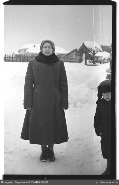 Ganzkörperporträt einer Frau im Schnee