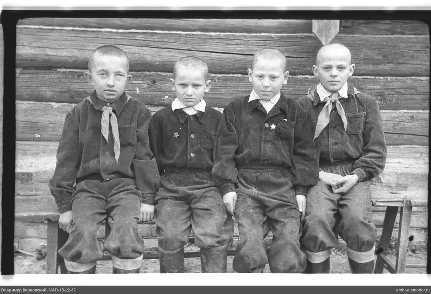 Gruppe von Jungen auf einer Bank