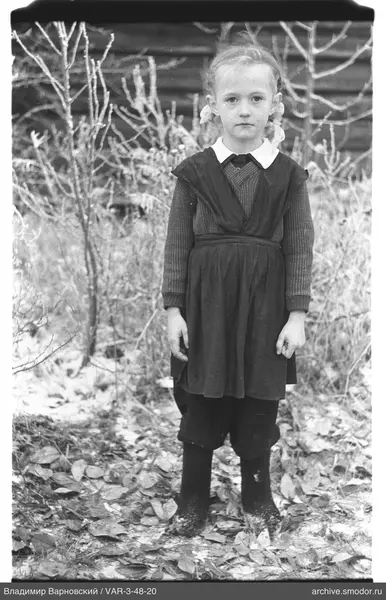 Mädchen in dunklem Kleid und Gummistiefeln