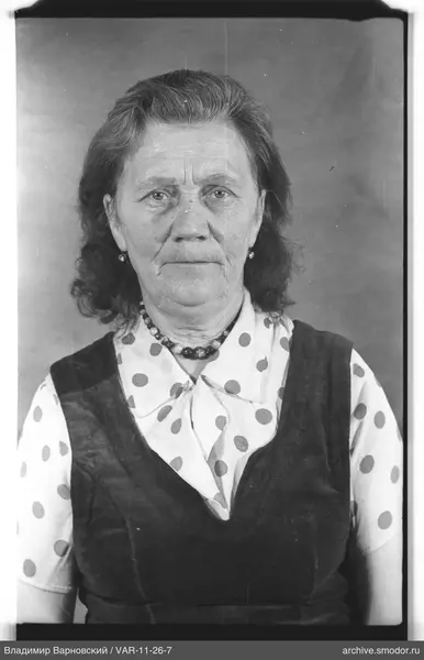 Porträt einer Frau in heller Bluse und Weste