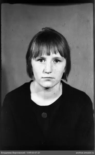 Porträt einer Frau mit kurzer Frisur