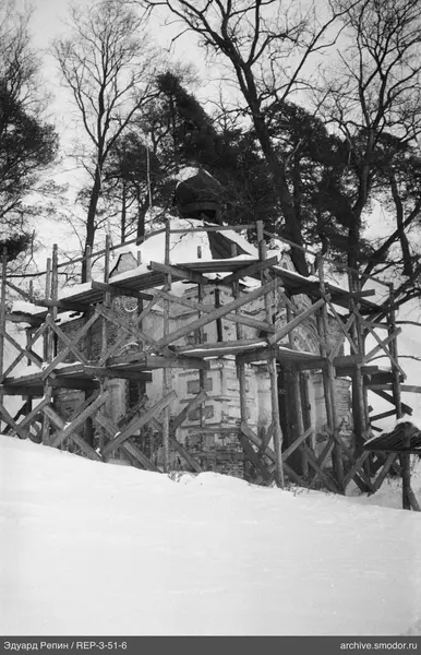 Steingebäude mit Kuppel und Schnee