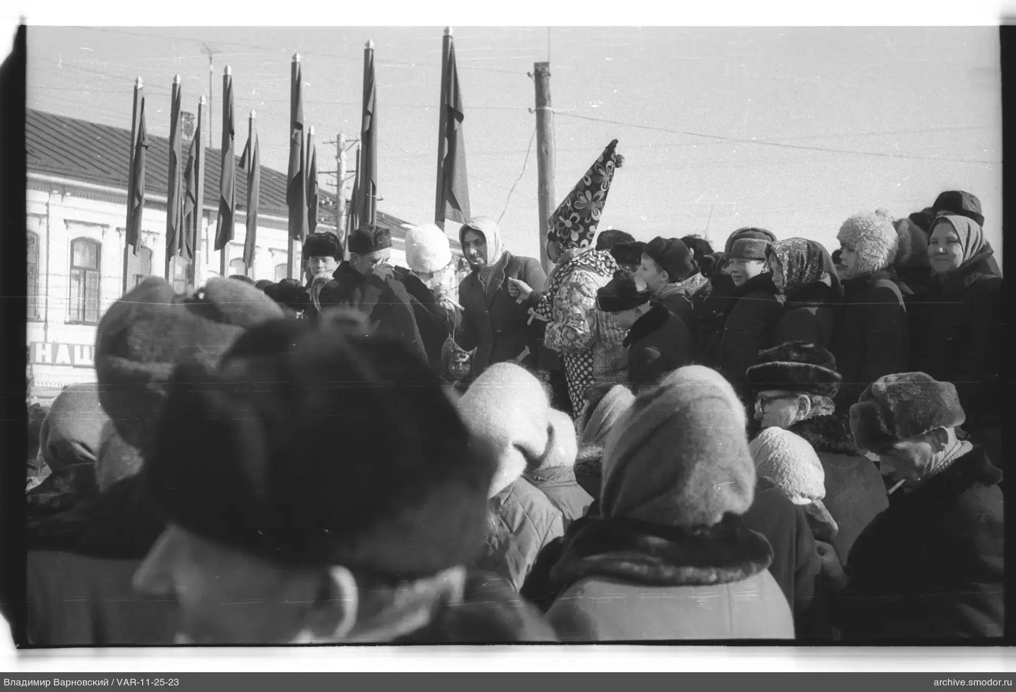 Группа людей на улице в зимней одежде
