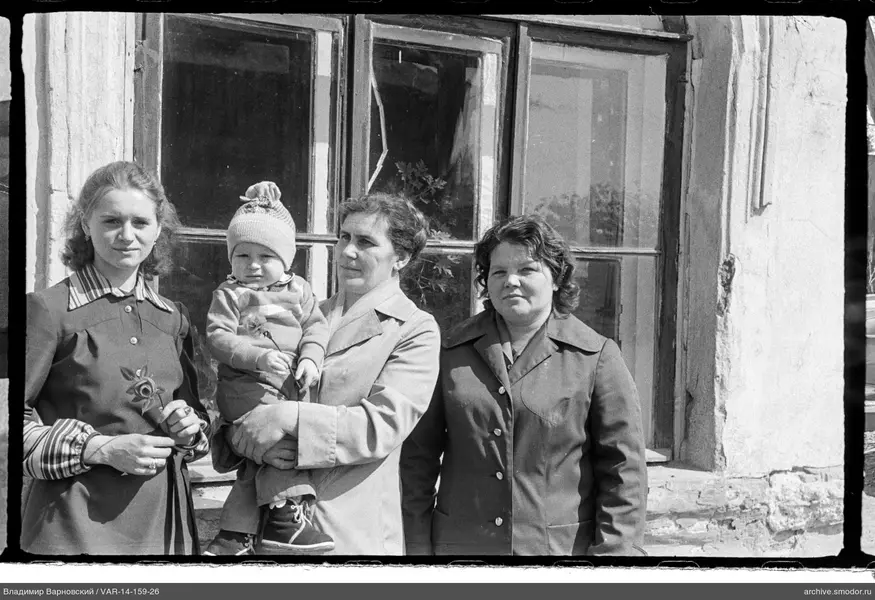 Gruppenporträt von Frauen und Kind am Fenster