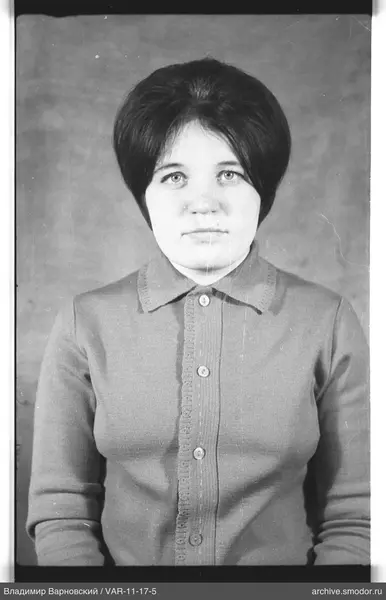 Porträt einer Frau in hellem Cardigan