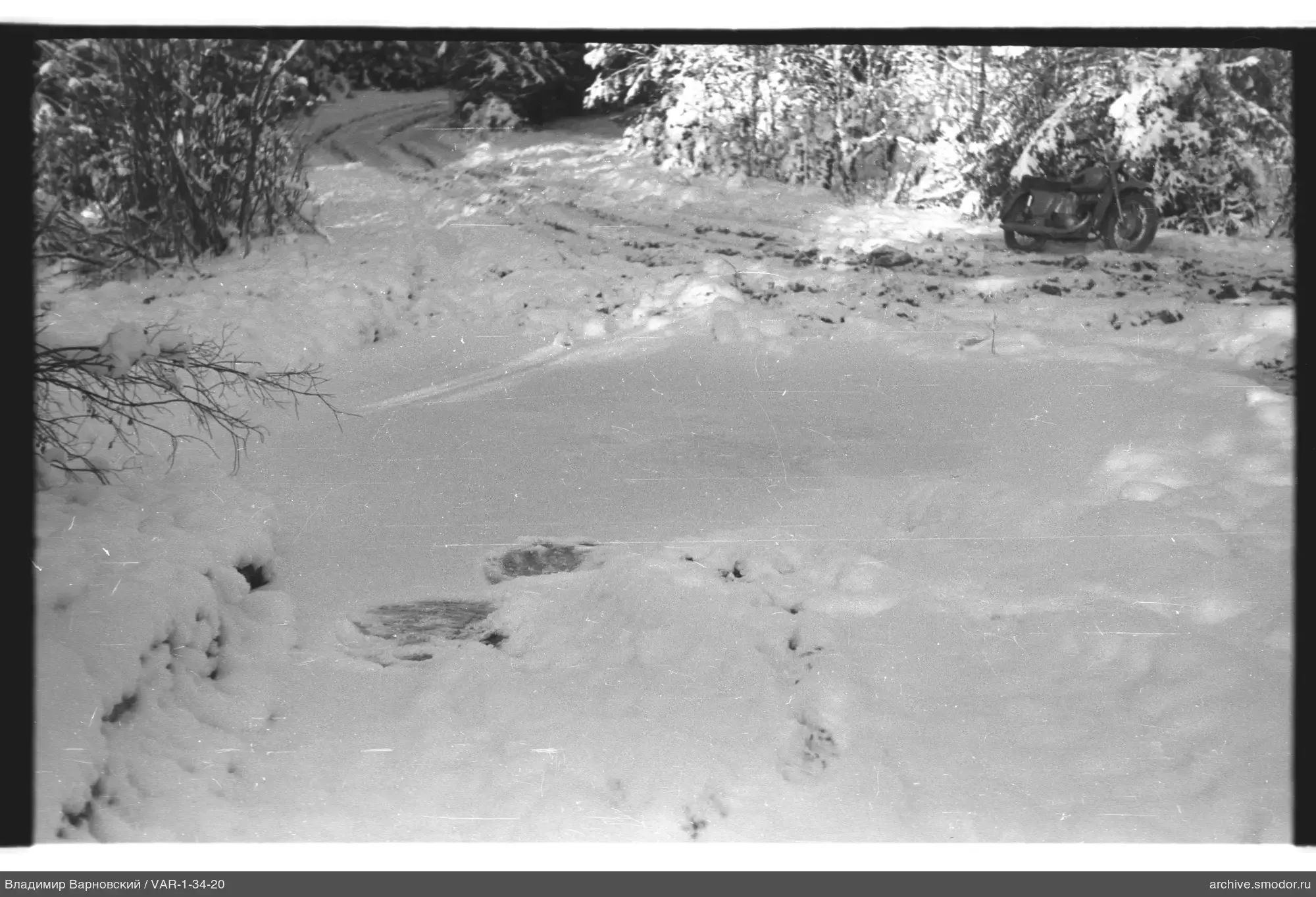 Schneebedeckte Straße mit Motorrad