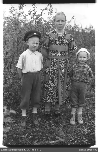 Gruppenporträt mit Frau und zwei Jungen