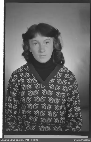 Портрет женщины в свитере и гольфе
