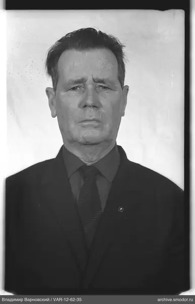 Портрет мужчины в пиджаке с значком