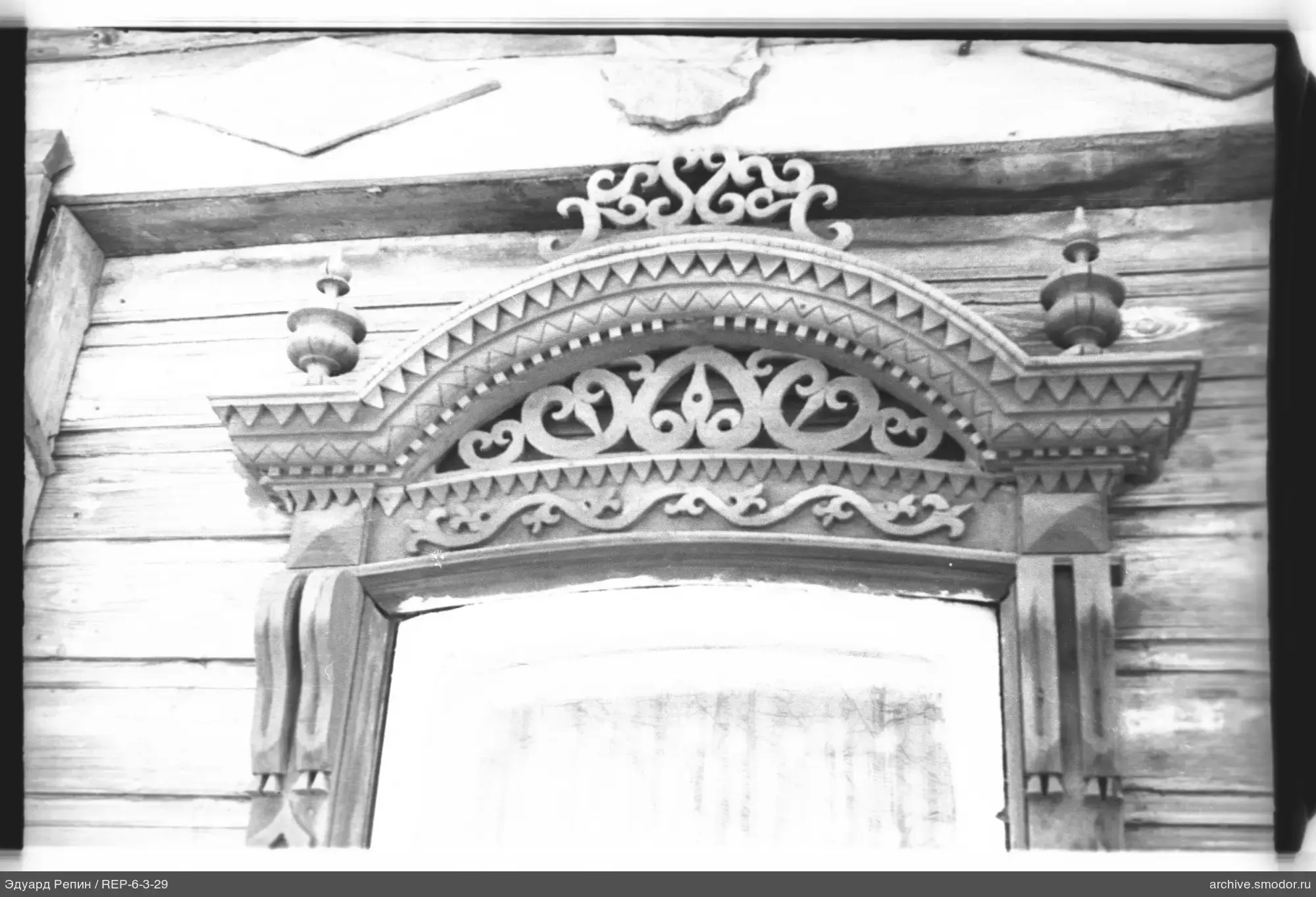 Gehölzener geschnitzter Fensterrahmen