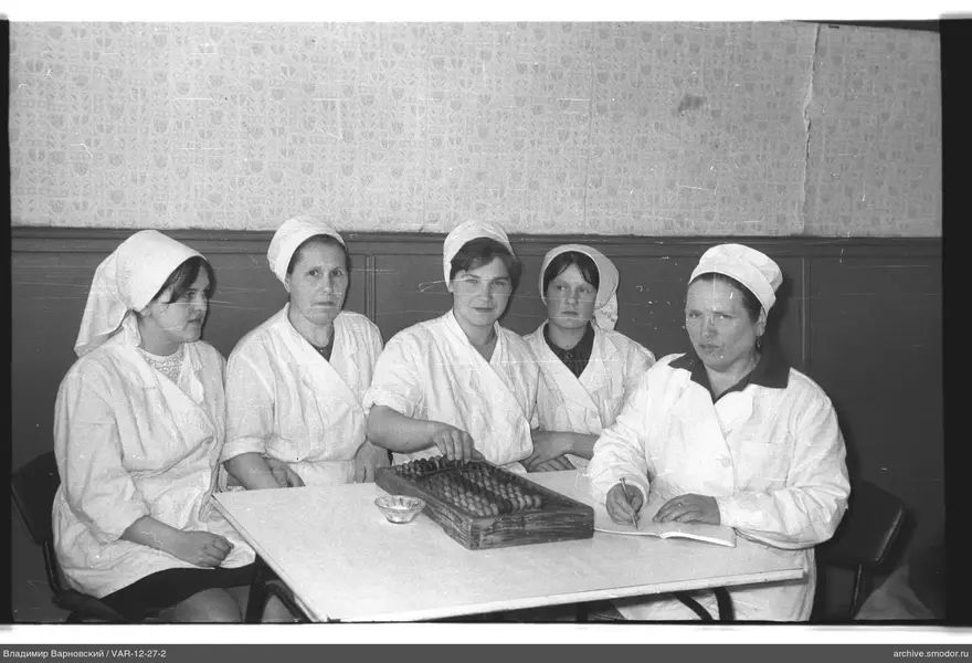 Gruppenporträt von Frauen in weißen Kitteln