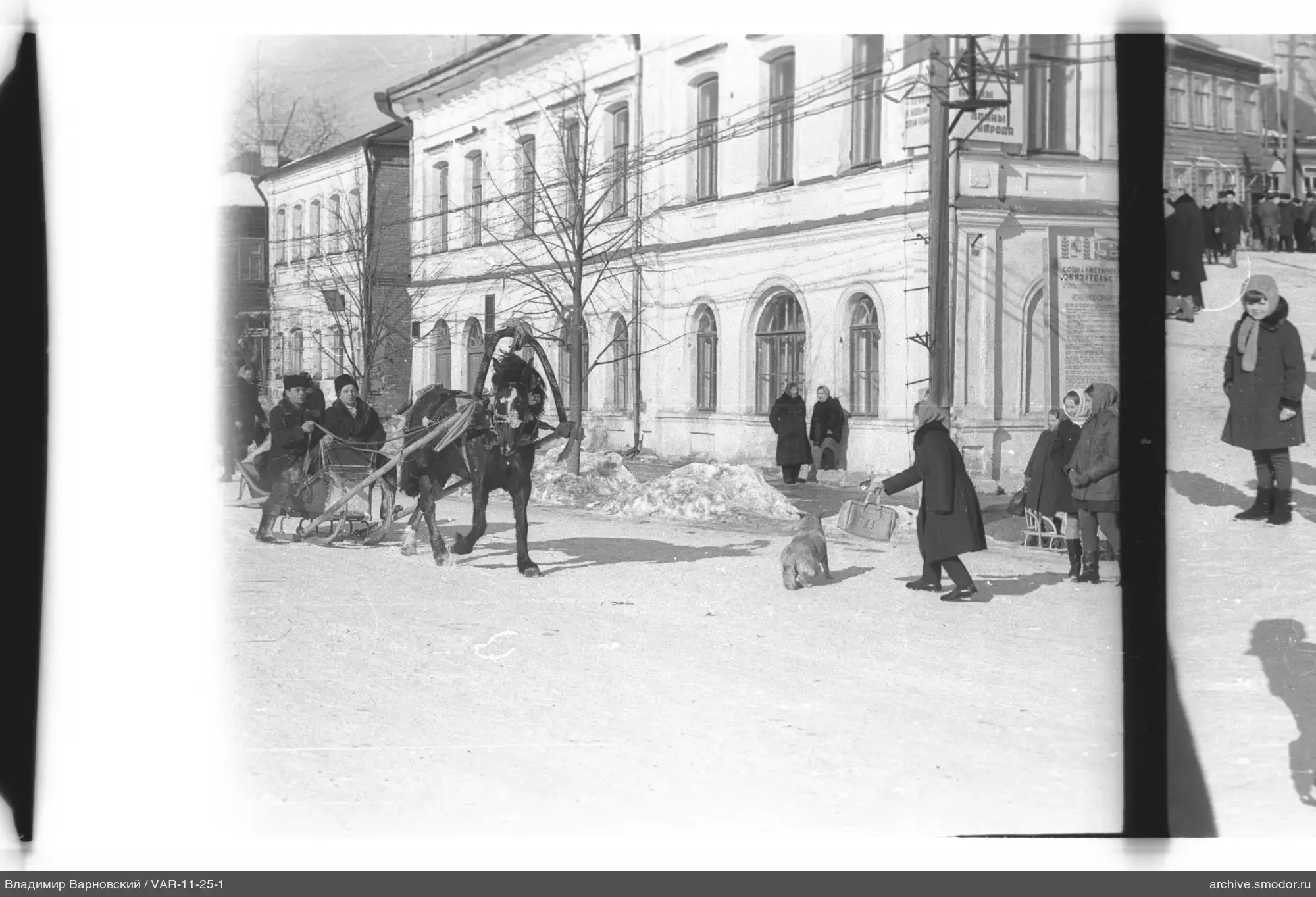 Сани и люди на заснеженной улице