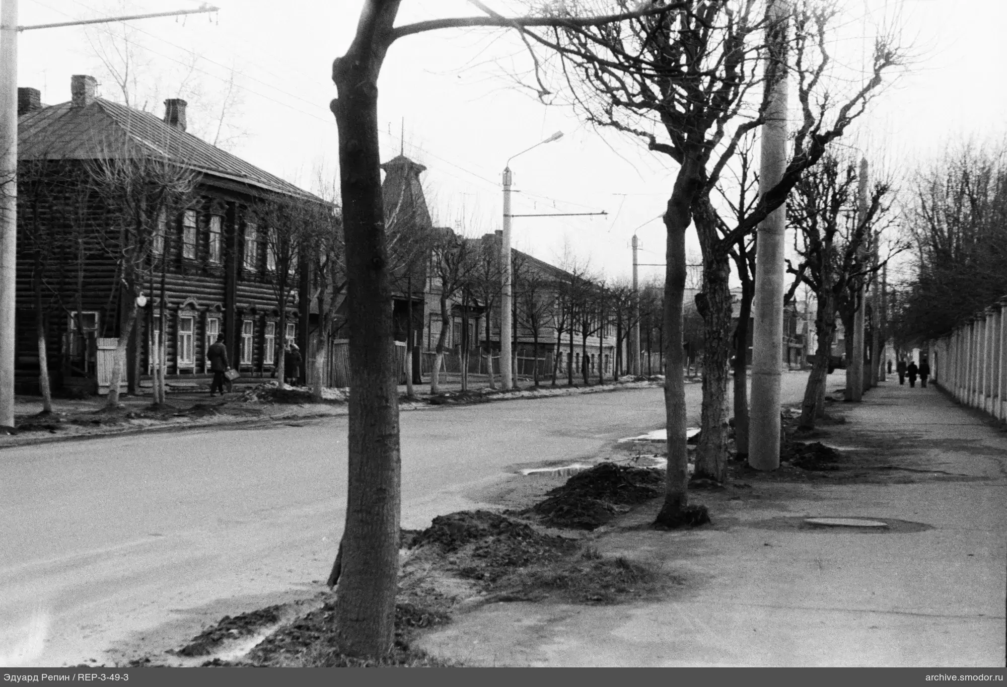 Leere Straße mit Bäumen und Gebäude