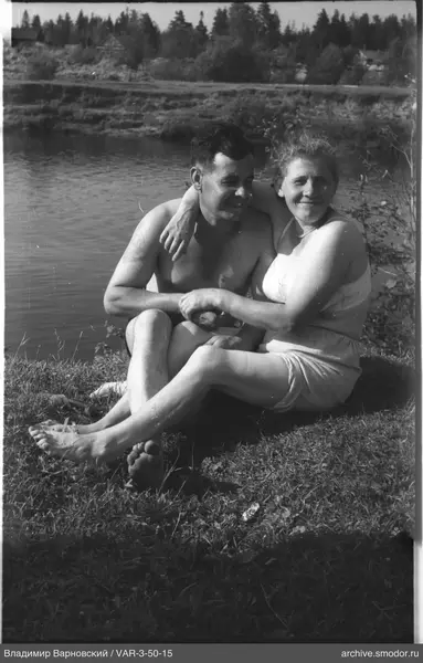 Мужчина и женщина у воды