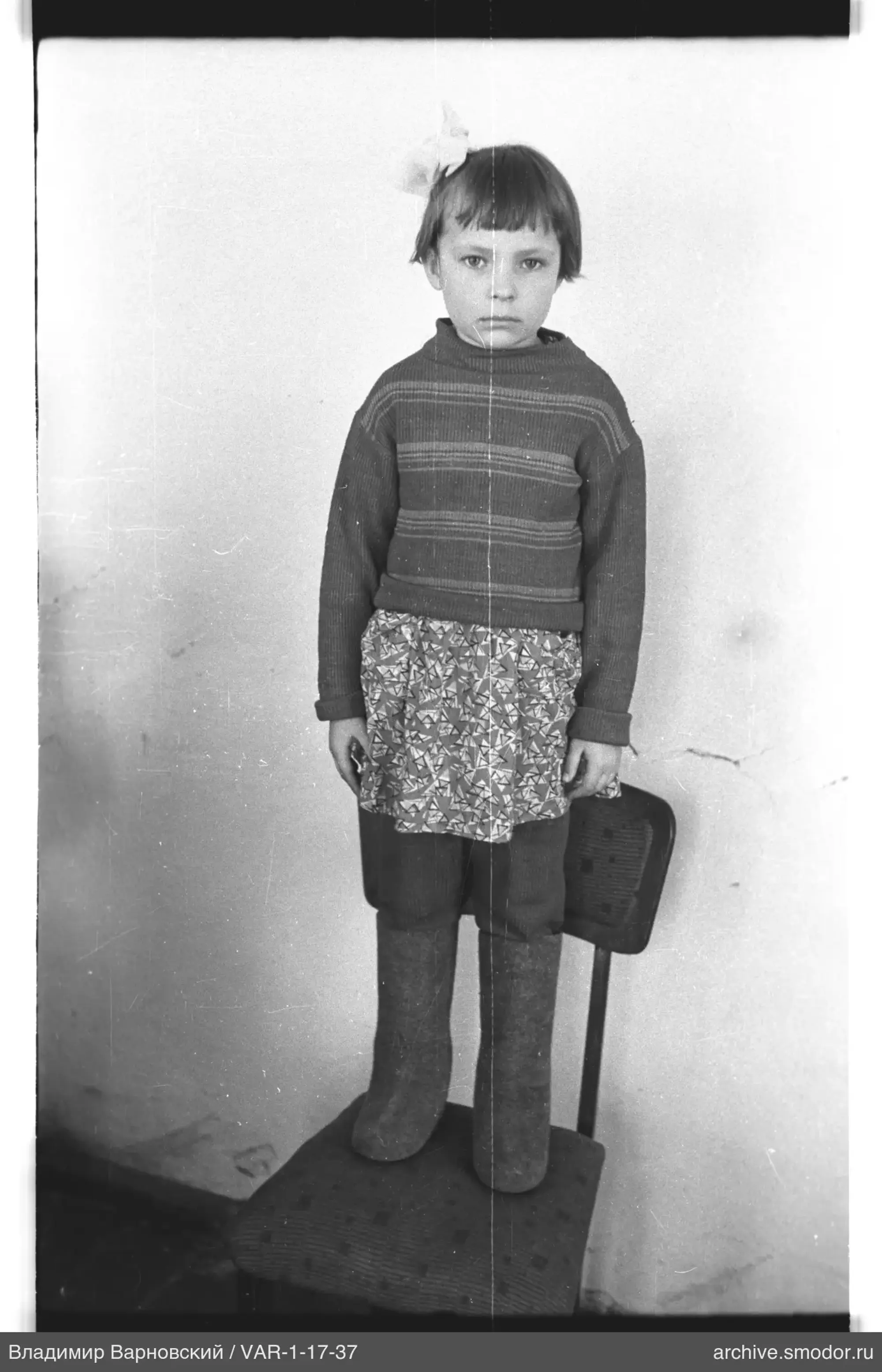 Mädchen in gestreiftem Pullover und Rock
