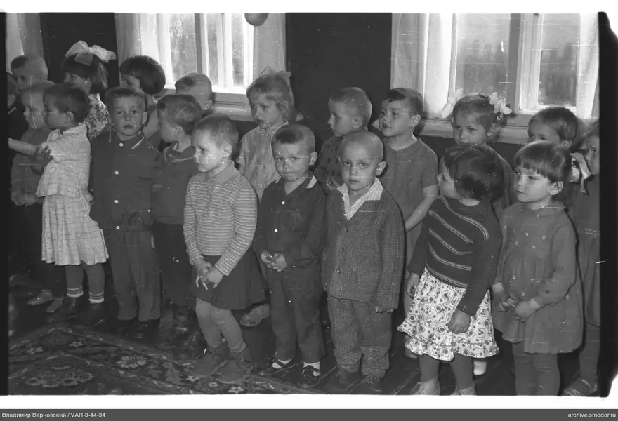 Gruppenporträt von Kindern im Raum