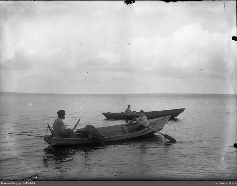 Мужчины в лодках на воде