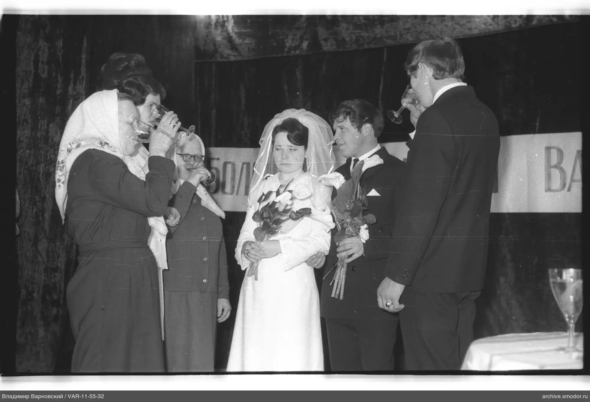 Hochzeitspaar mit Gästen