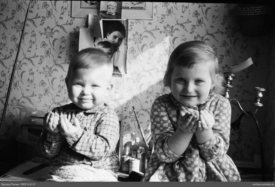 Zwei Kinder mit Gegenständen und Kerze