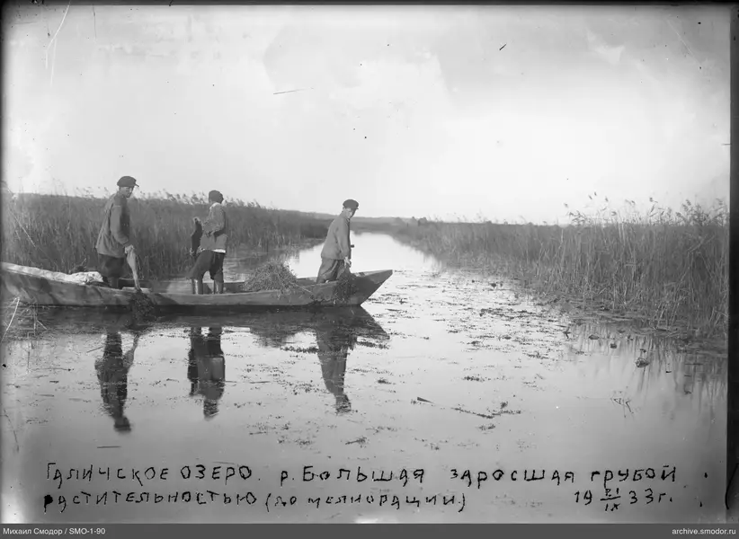 Мужчины в лодке на водном канале