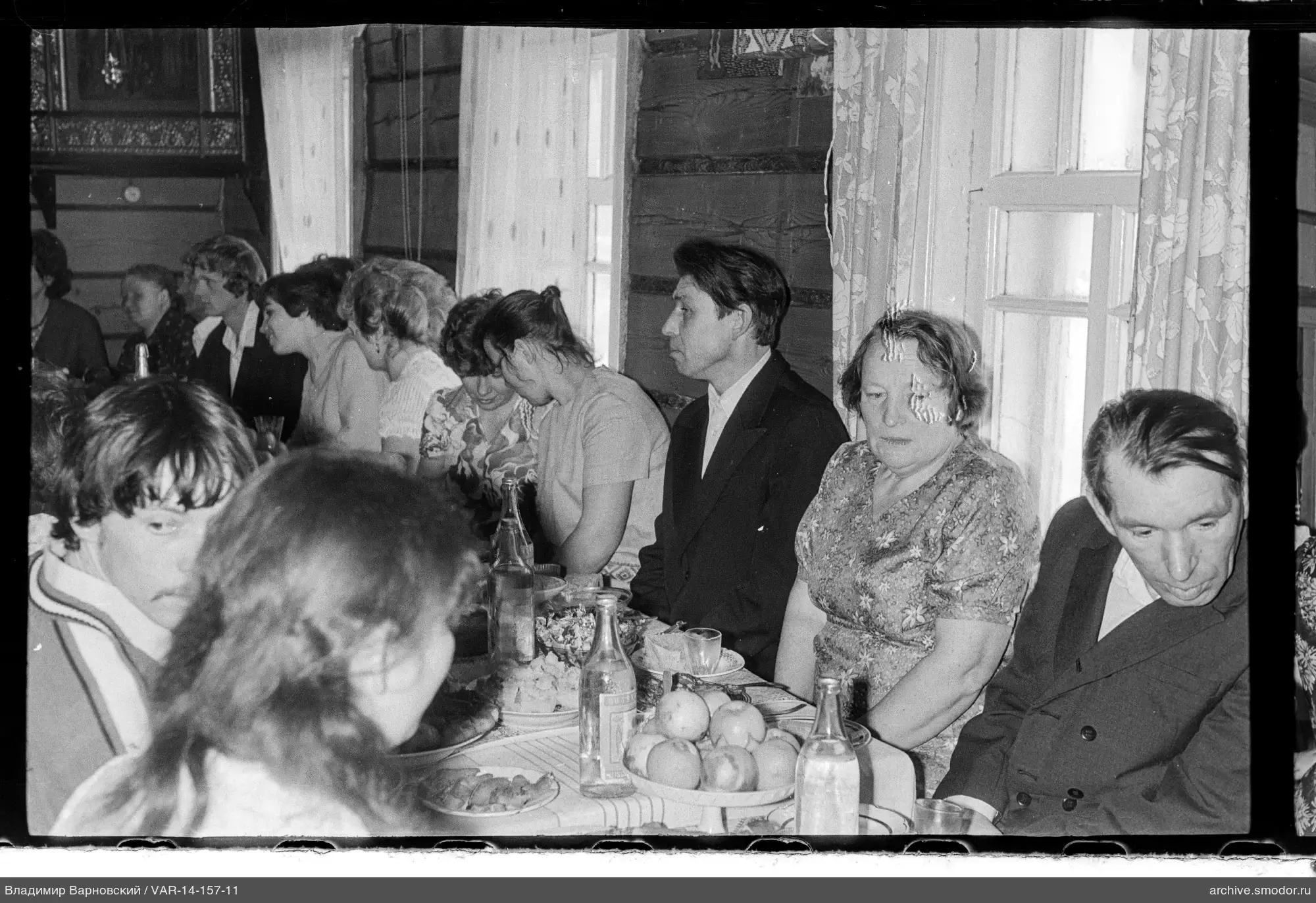Gruppe von Menschen bei einem Tisch mit Essen und Getränken
