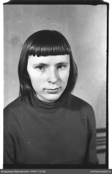 Porträt einer Frau mit kurzen Haaren