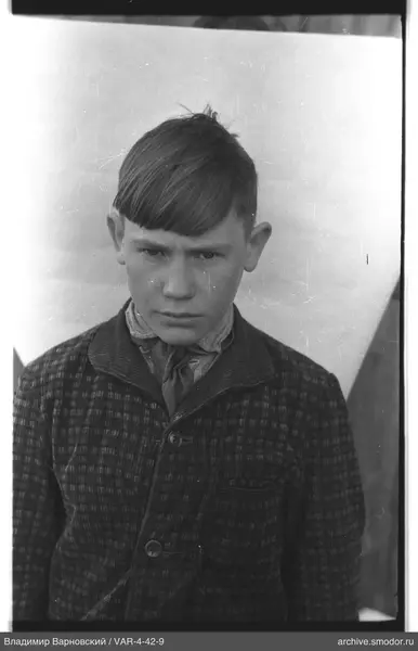 Porträt eines Jungen in karierter Jacke
