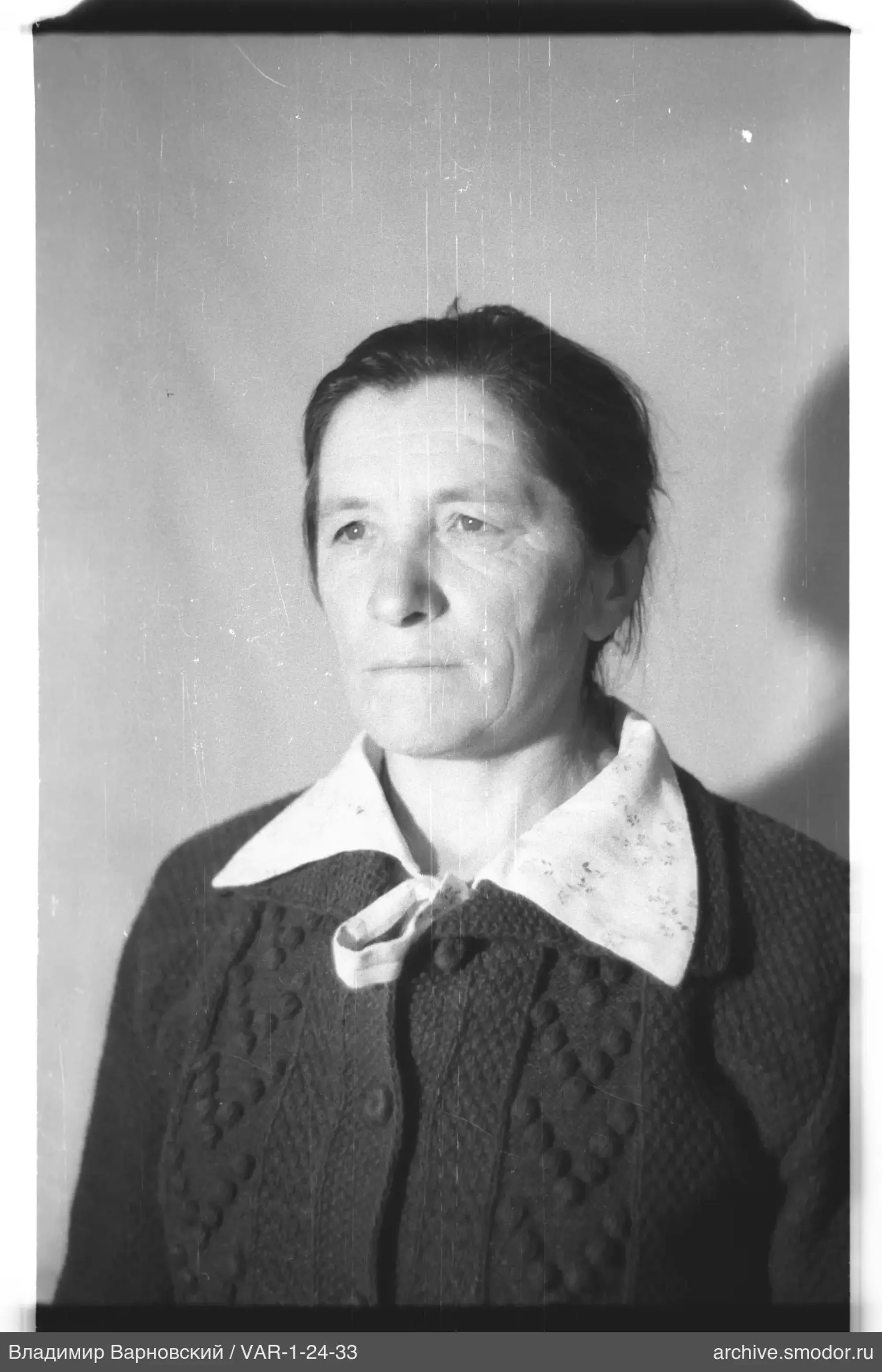 Porträt einer Frau mit dunklen Haaren und Musterjacke