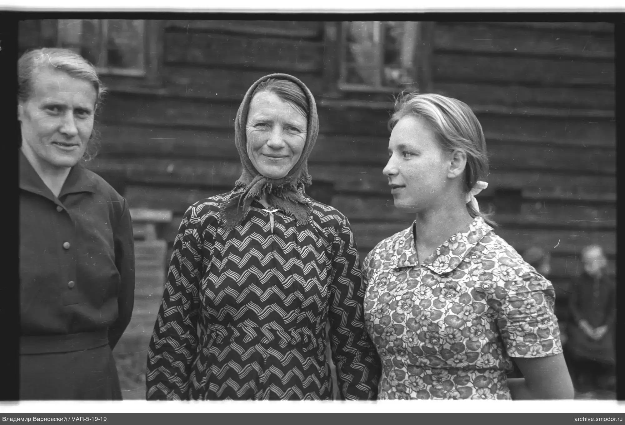 Gruppenporträt von Frauen vor Holzgebäude