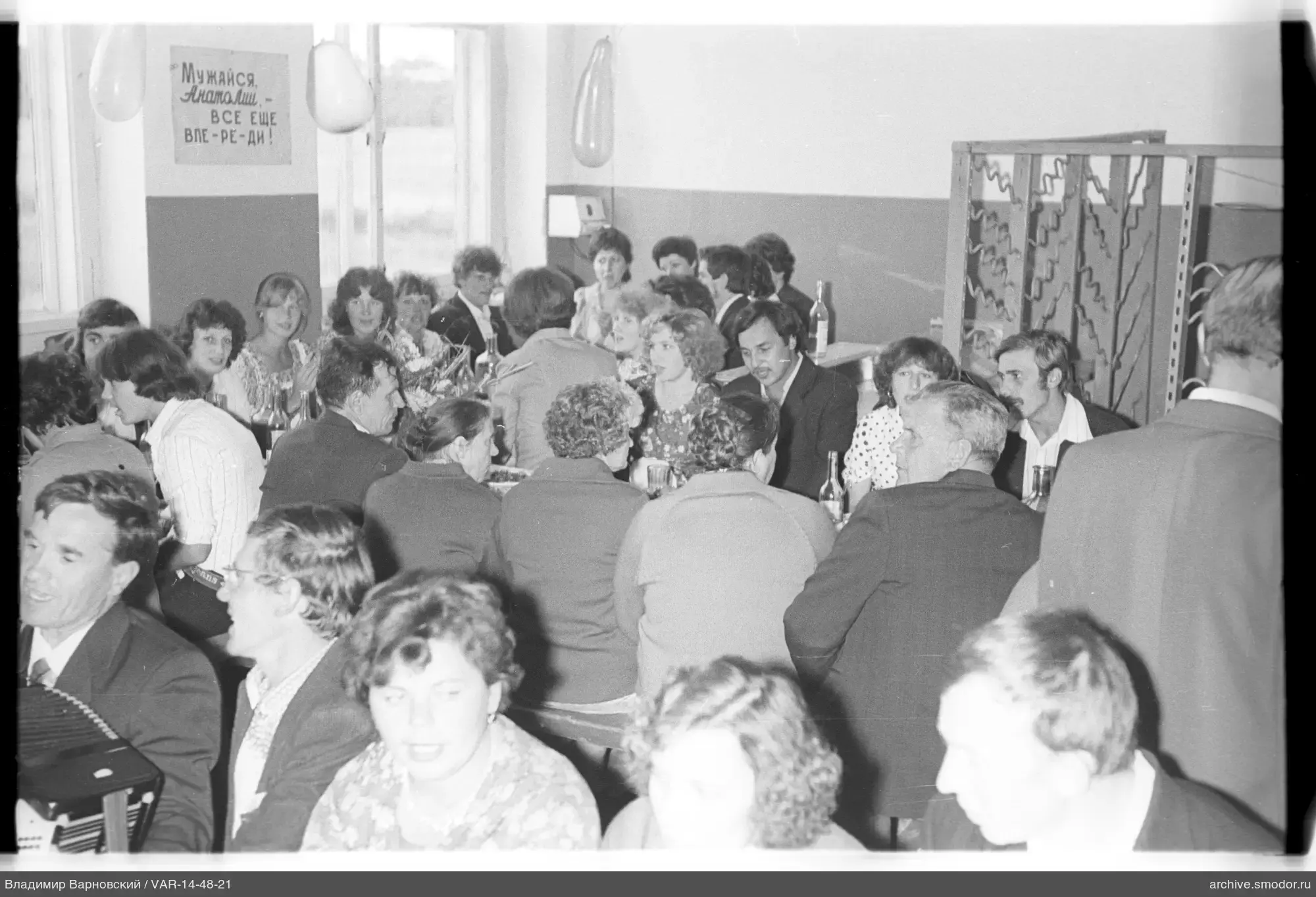Veranstaltung mit Menschen am langen Tisch