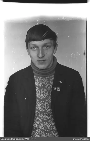 Porträt eines Mannes in dunklem Jacke und Pullover