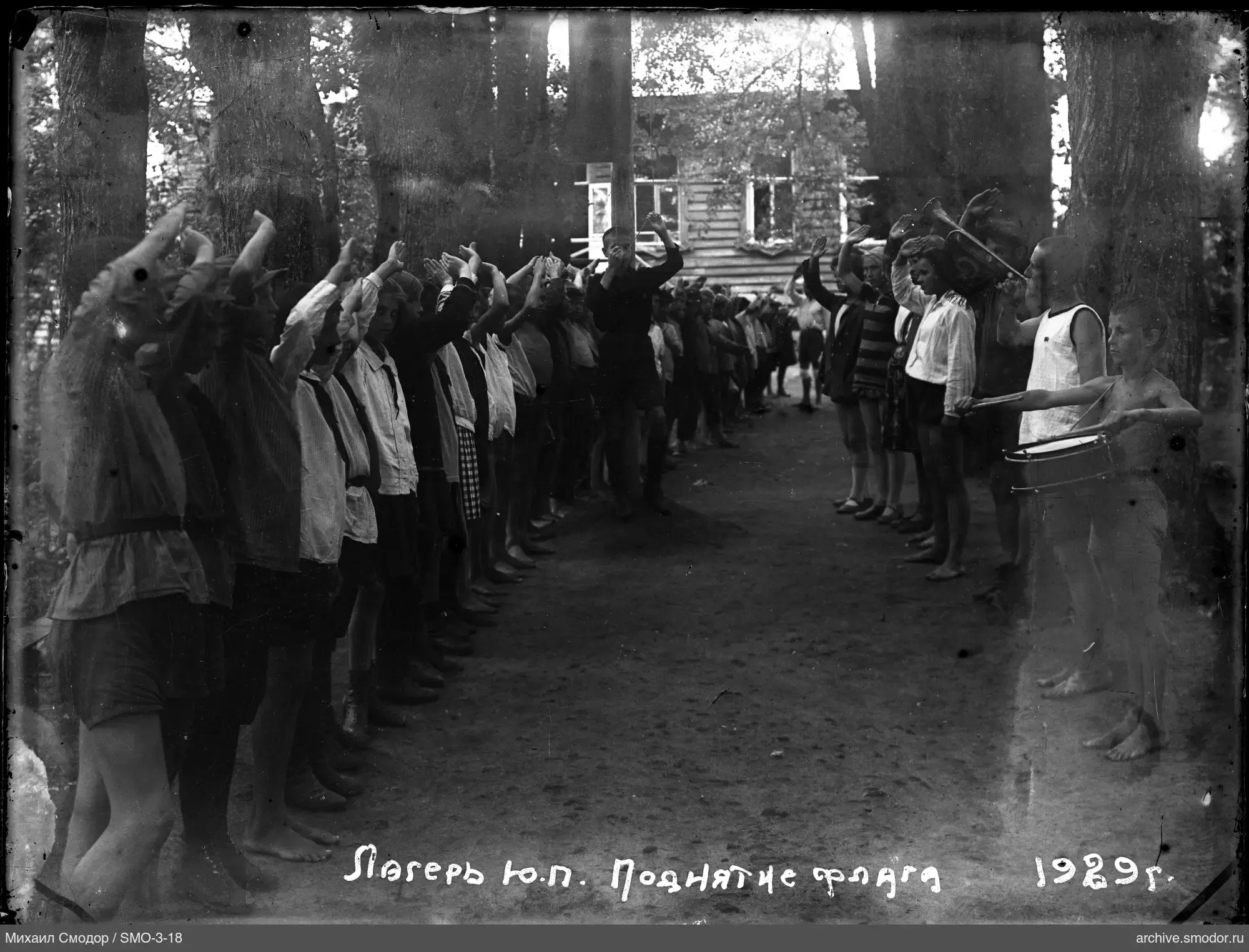 Дети на мероприятии с музыкальными инструментами