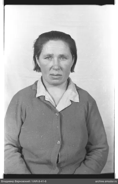 Porträt einer Frau in heller Bluse und Strickjacke